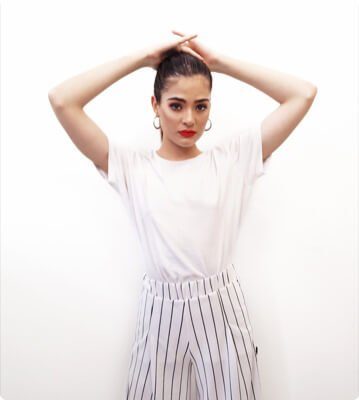 d03-Img-Girl-White-Blouse.jpg